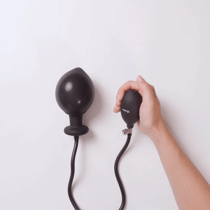 Schwarzer aufblasbarer Analplug für anale Stimulation mit Entlüftungsventil