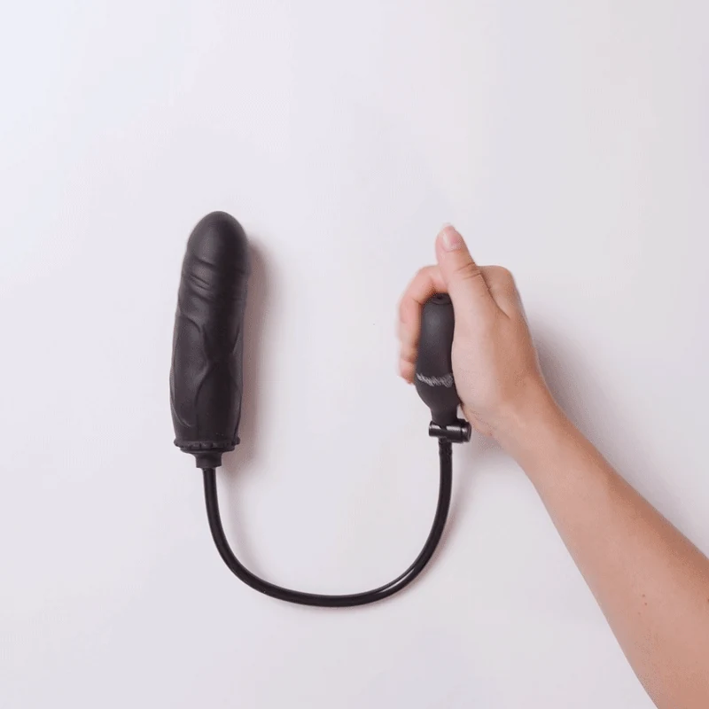 Aufblasbarer Dildo mit Handpumpe und abgerundeter Spitze in Schwarz