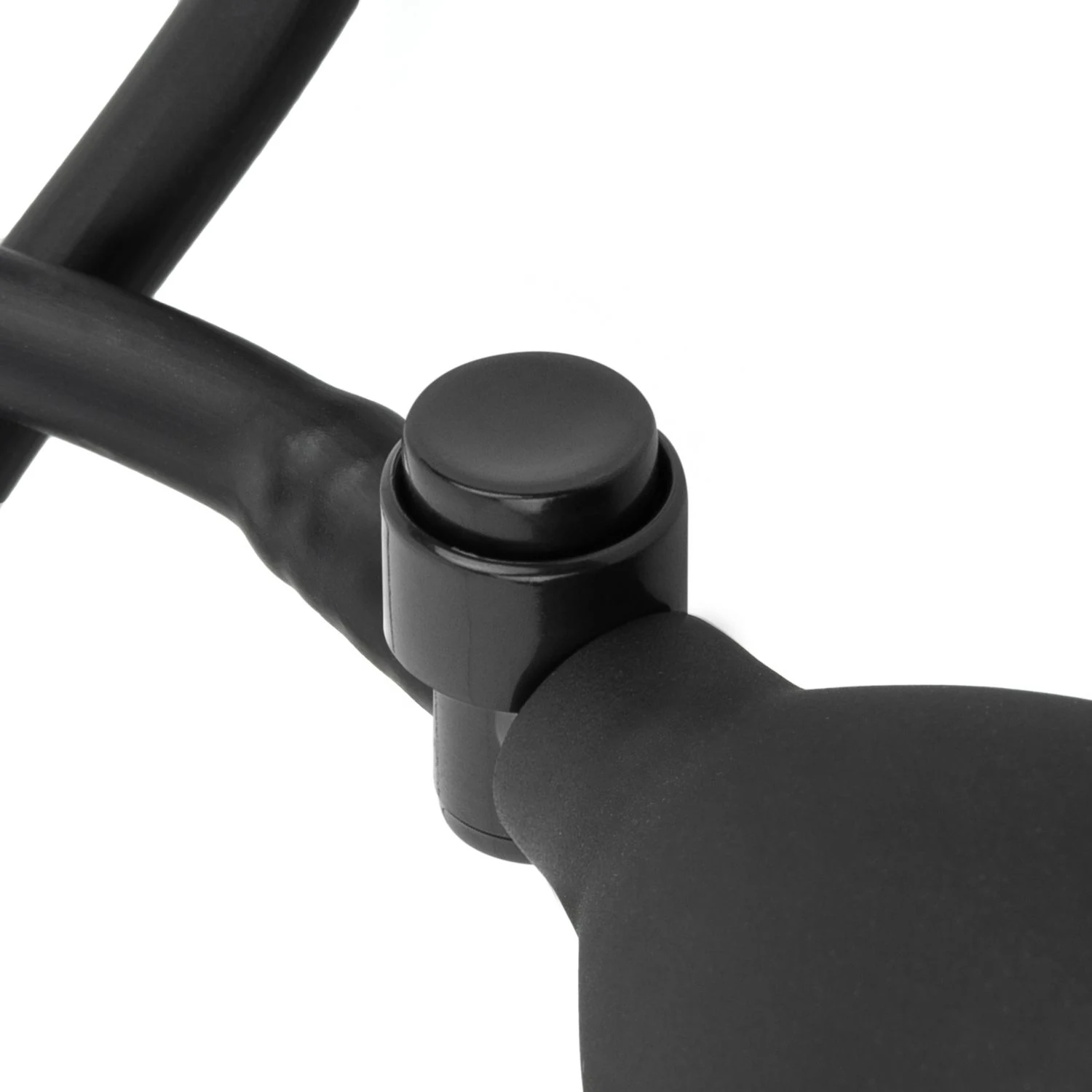 Detailansicht des schwarzen Dildos mit geädertem Schaft und Pumpfunktion