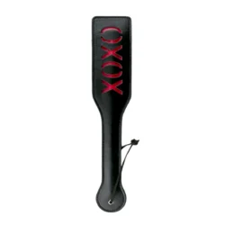 Schwarzes BDSM Paddle aus PU-Leder mit rotem XOXO-Aufdruck und stabilem Griff