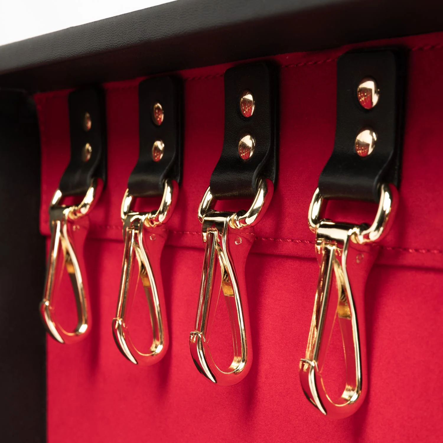 Diskreter Bondage Koffer mit Samtbeutel und Karabinern aus der Locker Collection
