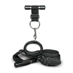 Bondage Türfesseln mit schwarzen Handgelenksmanschetten zur Befestigung an der Tür
