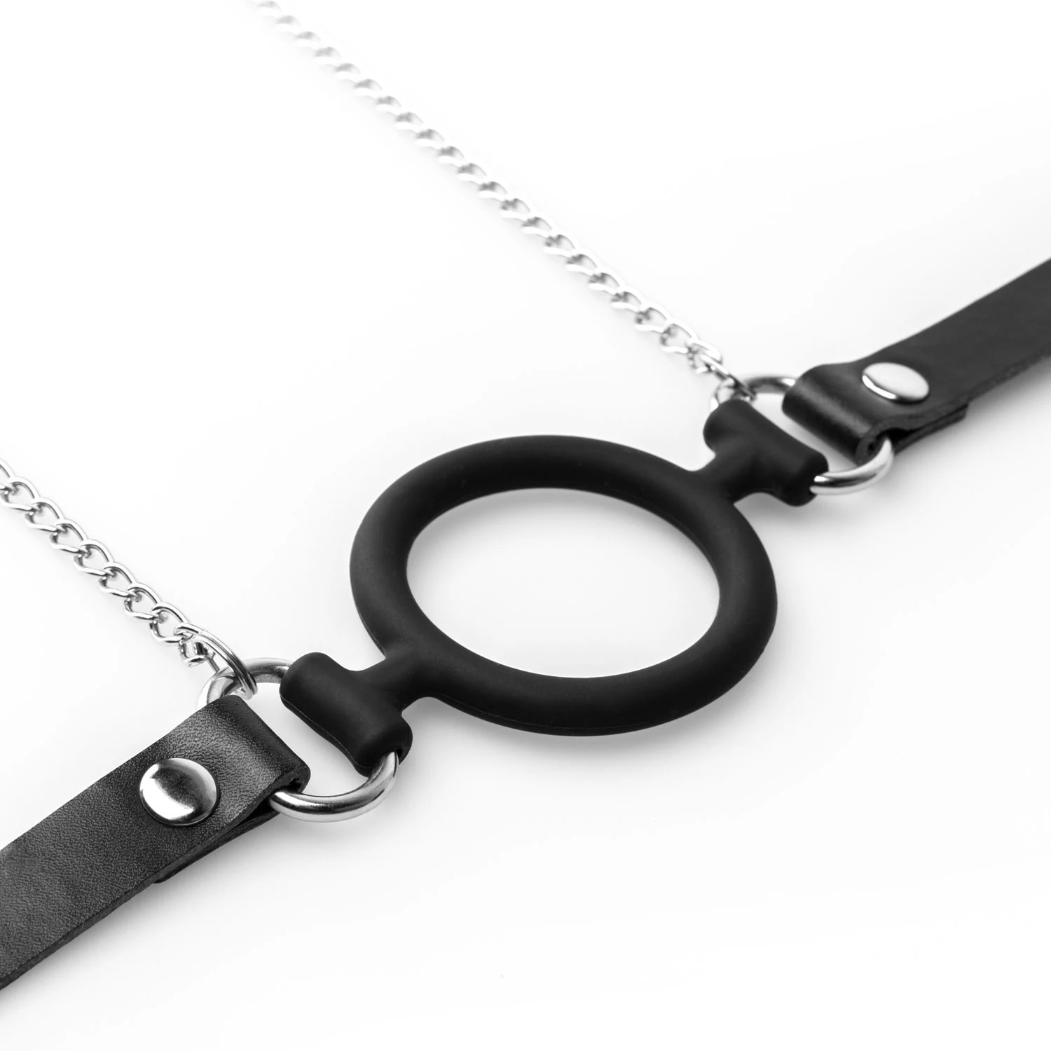 Schwarzer Knebelring aus Silikon mit 50 cm Kette und Brustwarzenklemmen