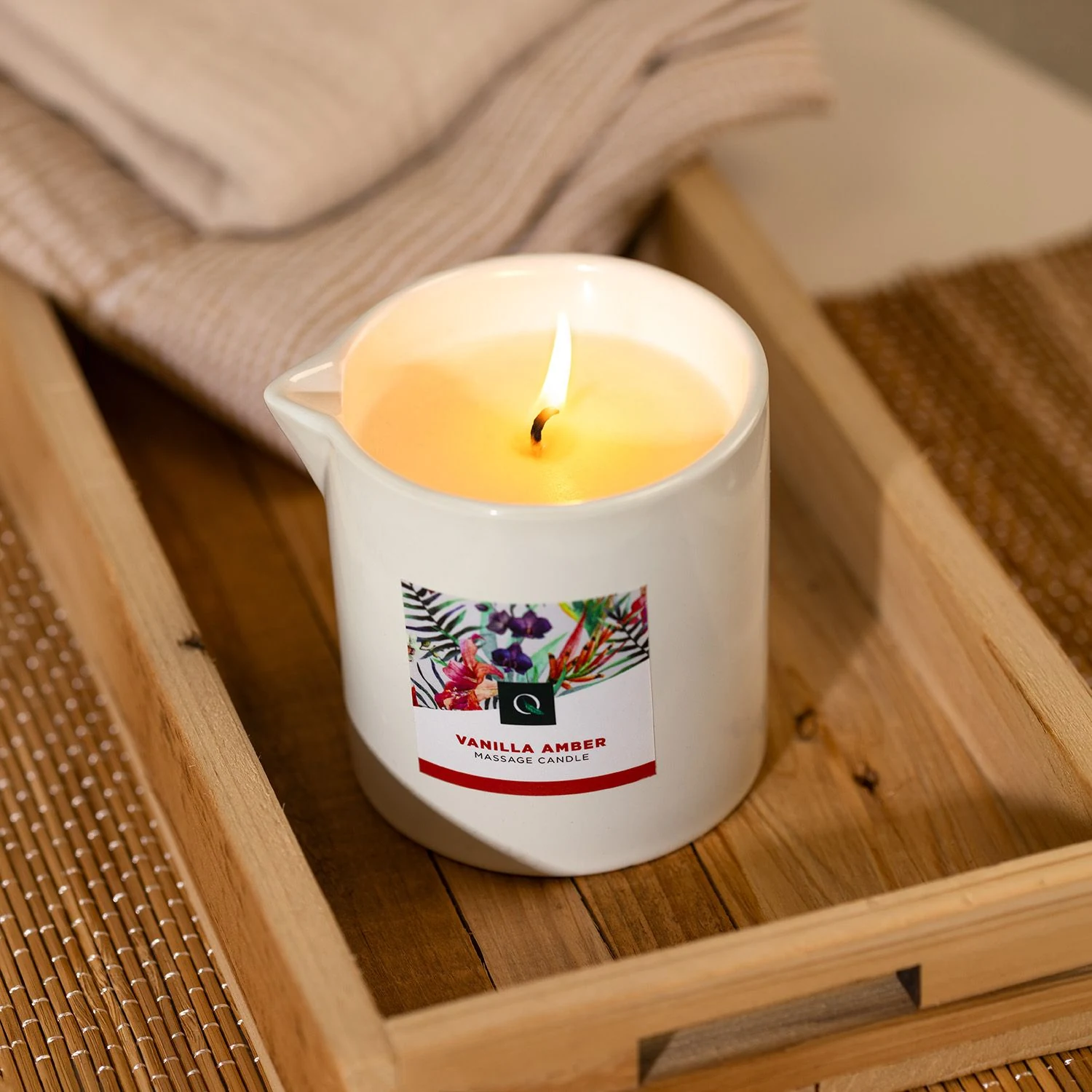 Exotiq Massagekerze Vanilla Amber mit Duft und Massageöl-Anwendung