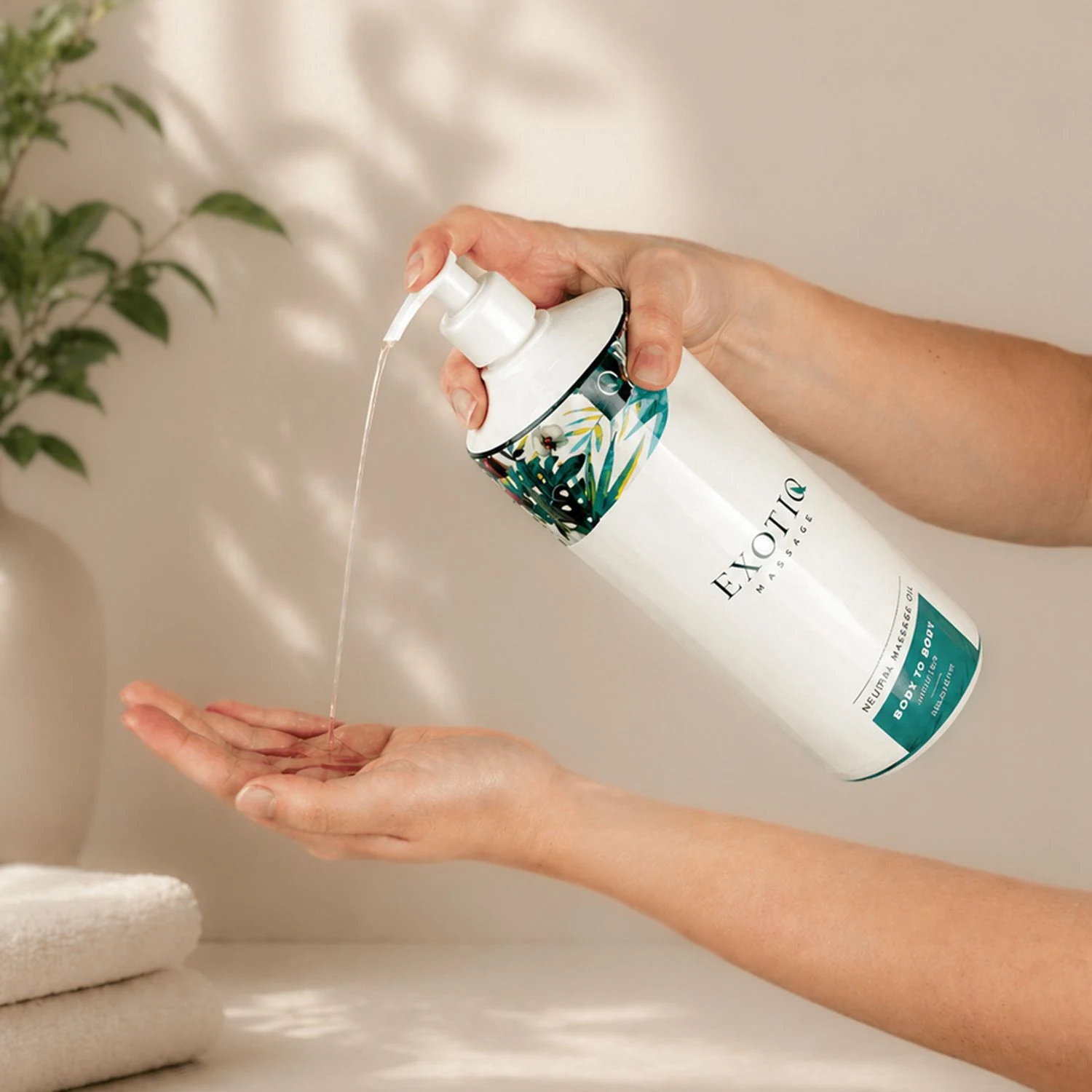 Durchsichtiges Exotiq Body To Body Öl in 1-Liter-Flasche