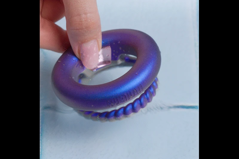 Lila Penisring mit Vibration von Hueman für Penis und Skrotum