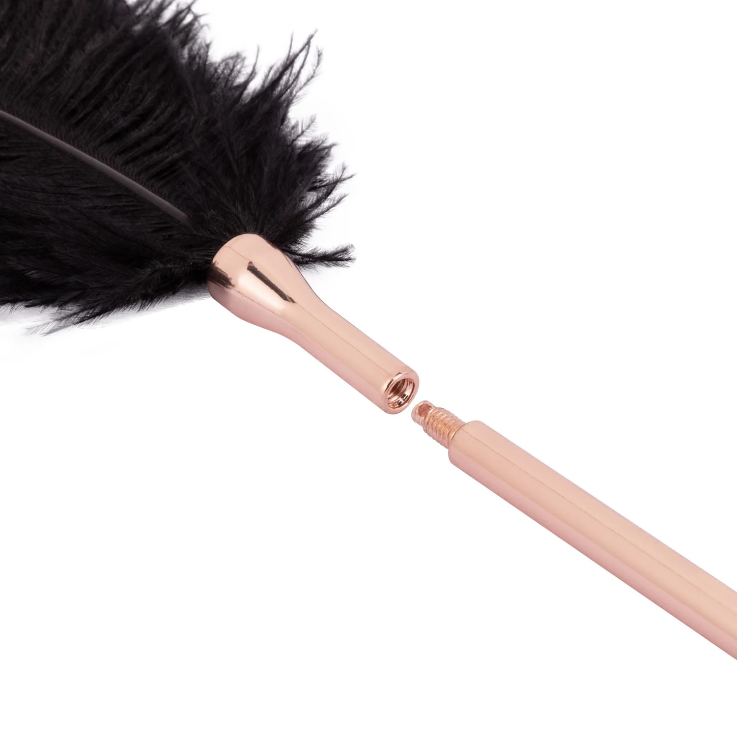 Roségoldener Federkitzler mit feiner Kettenpeitsche als sinnliches Accessoire