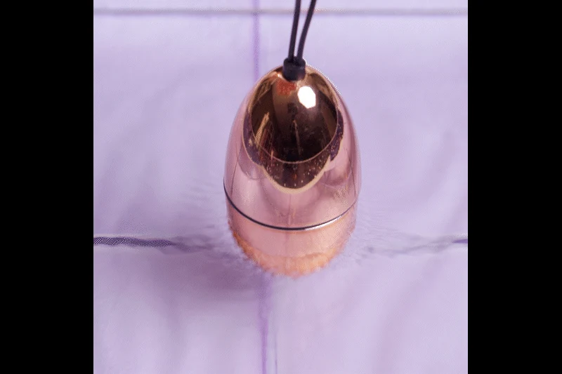 Rosy Gold Nouveau Vibrating Egg mit Zugschnur und Fernbedienung