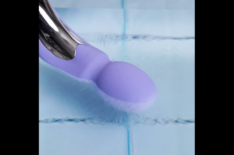 Gebogener Wandvibrator von Teazers mit Druckknopf-Bedienung und USB-Ladekabel