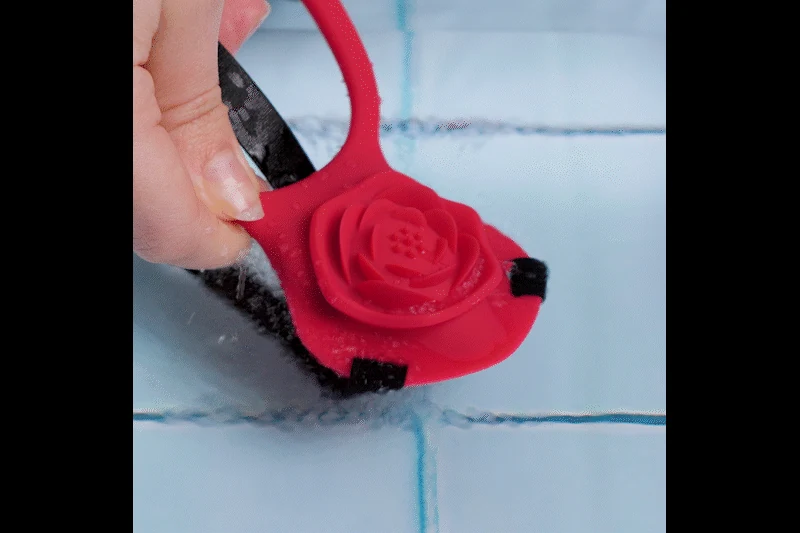 Roter Klitorisstimulator mit verstellbarem Harness von Teazers
