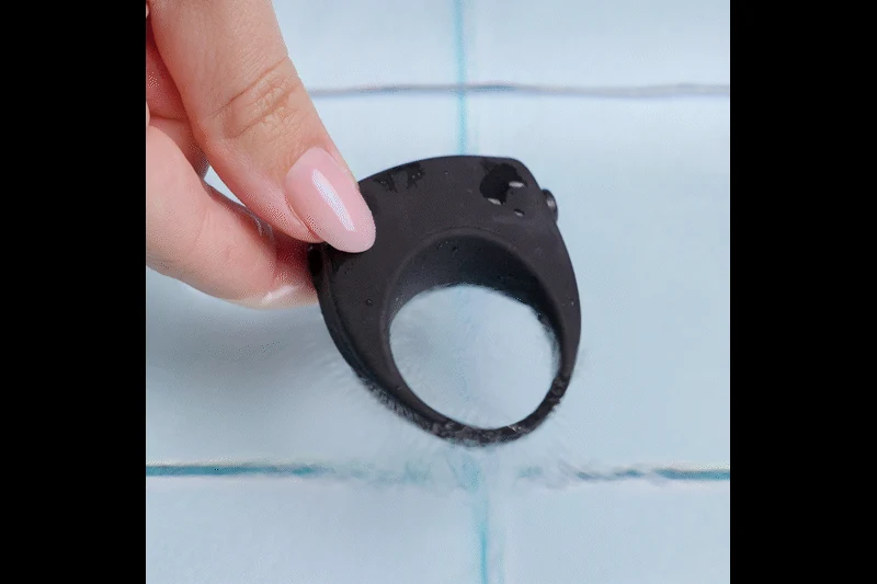 Schwarzer Vivid Cock Ring mit integriertem Bullet-Vibrator